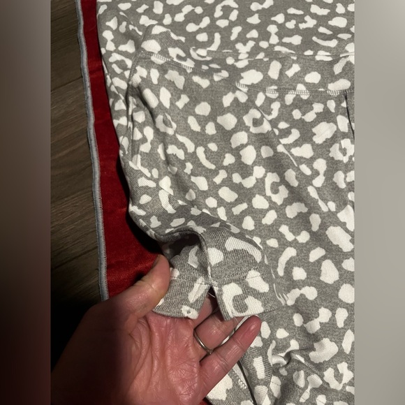 3 piece women’s pajama set. NWOT never worn XL White/gray leopard print - Picture 15 of 16